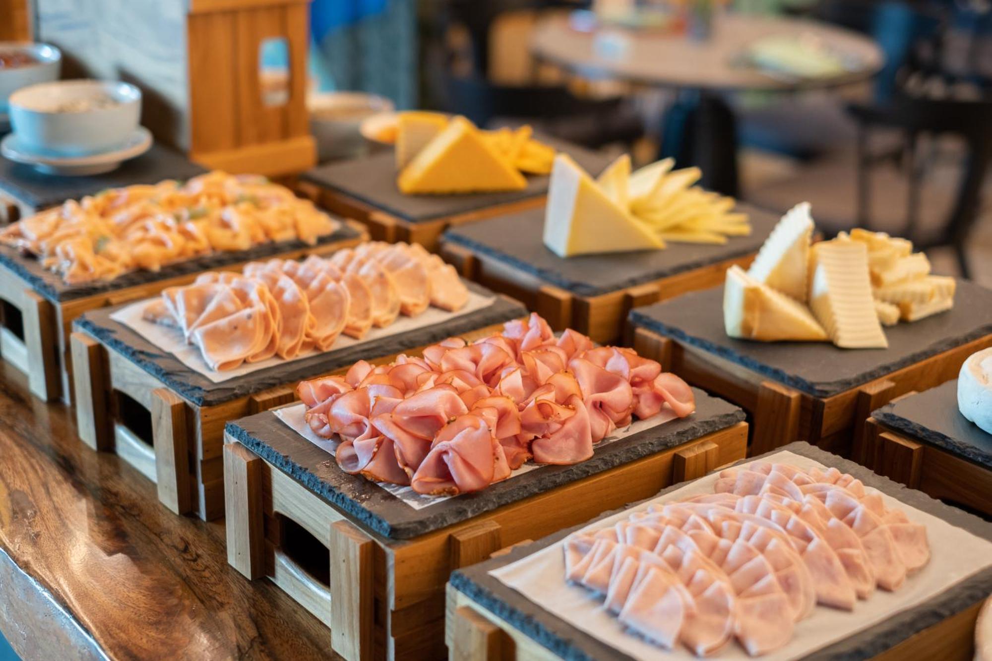 Eastin Grand Hotel Phayathai Банкок Екстериор снимка A selection of cold cuts and cheese