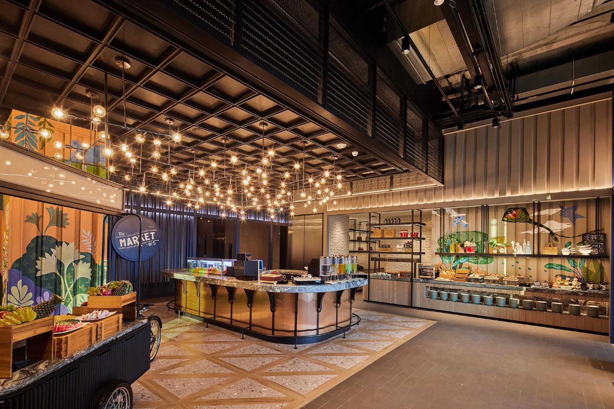 Eastin Grand Hotel Phayathai Банкок Екстериор снимка The Market